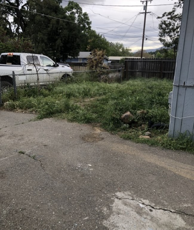 Building Photo - 3/2 Home- 1,700 sq.' w/ Expansive Open Floor Concept