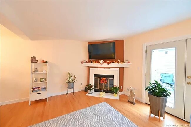 Living Room - 95 Country Pl