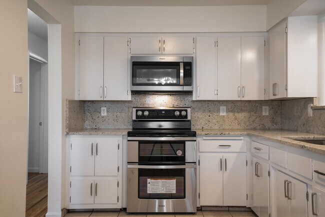 Building Photo - 425 Graceland Dr SE