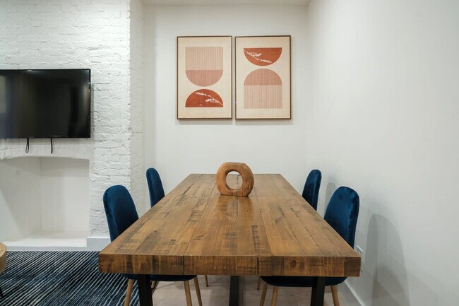 Building Photo - 402 E 11th St