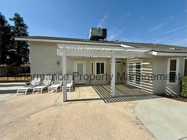 Building Photo - Beautiful 3 Bed/2 Bath NW Bakersfield Home w/ RBP/Pest Control, Pool & Solar