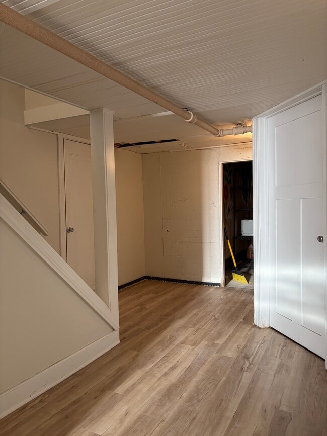 Building Photo - 934 W Shore Dr