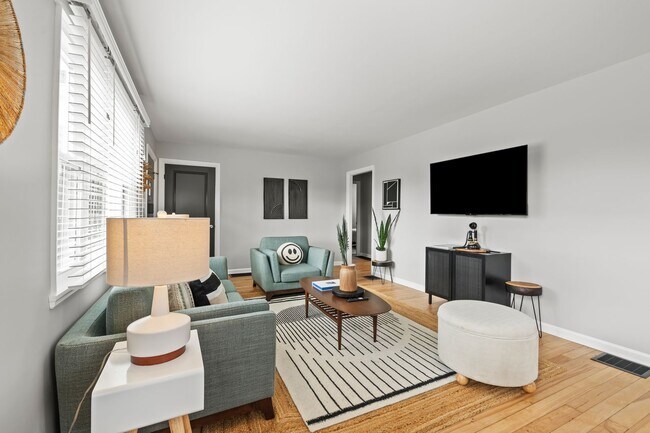 Building Photo - Super Mod Clintonville Oasis - Perfect for travelling profesionals