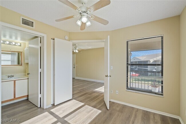 Building Photo - 5325 Summerlin Rd