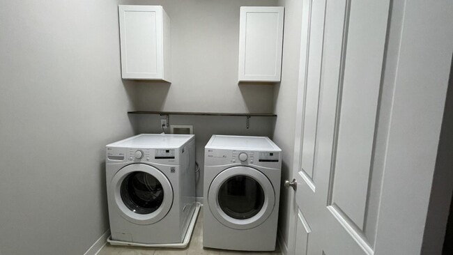 Building Photo - Updated Townhome with Garage & Screened in...
