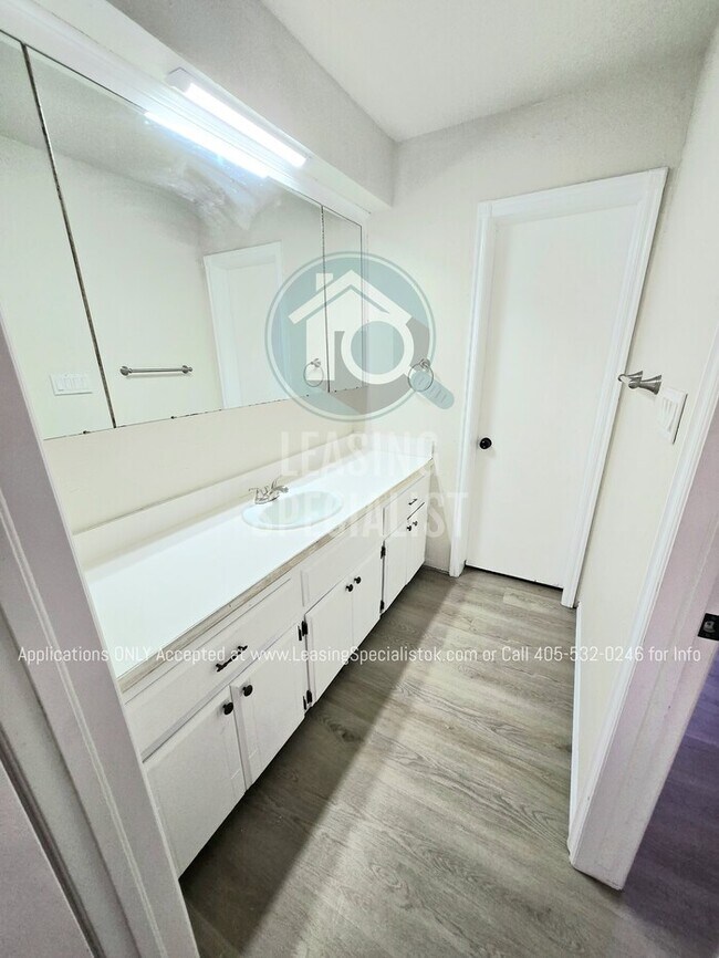 Building Photo - West Norman 2 Bed 1.5 Bath Fully Remodeled...
