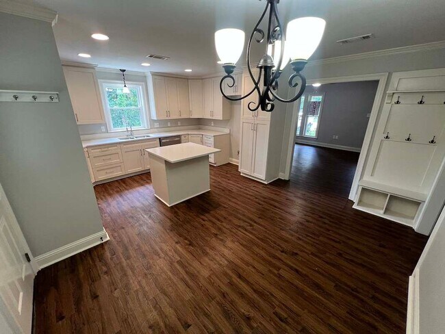 Building Photo - Charming Baton Rouge Home with Flex Room, Fireplace & Spacious Front Porch