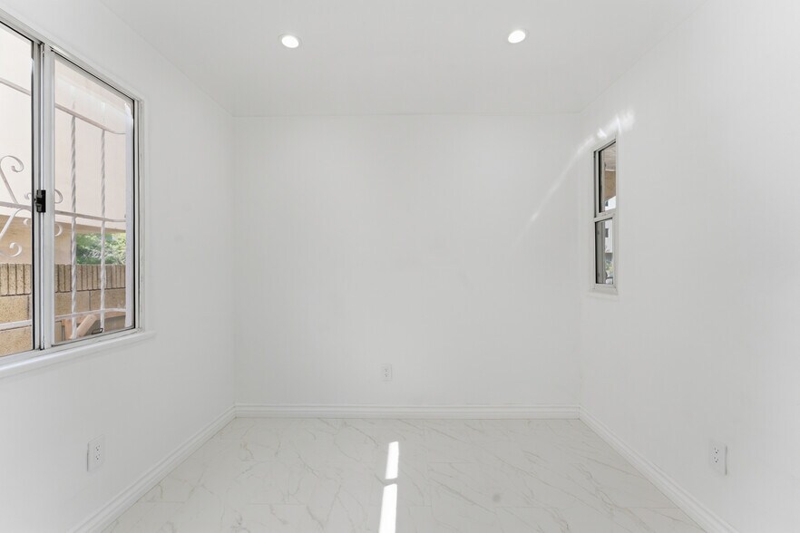 Building Photo - 824 S Holt Ave