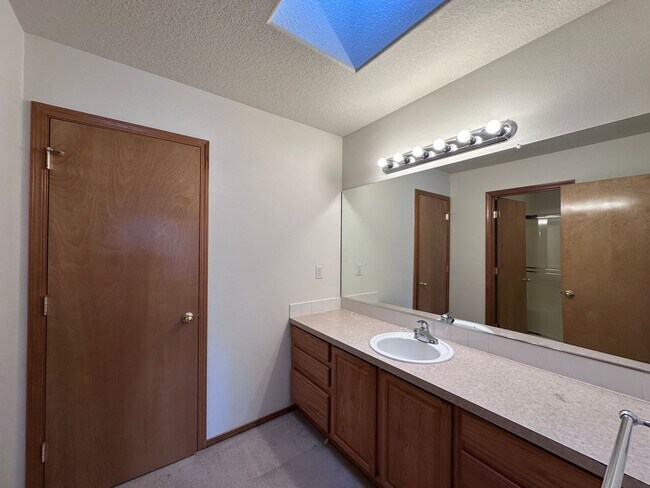 Building Photo - Welcome to this spacious and inviting single-family home w/fully fenced backyard! New Carpet Inst...