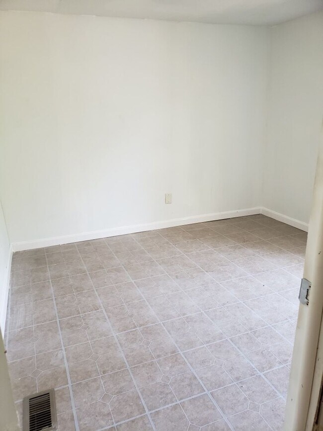 Building Photo - APPROVED SECTION 8 VOUCHERS APPLY NOW! Rent this 3 Bedroom in Trenton!