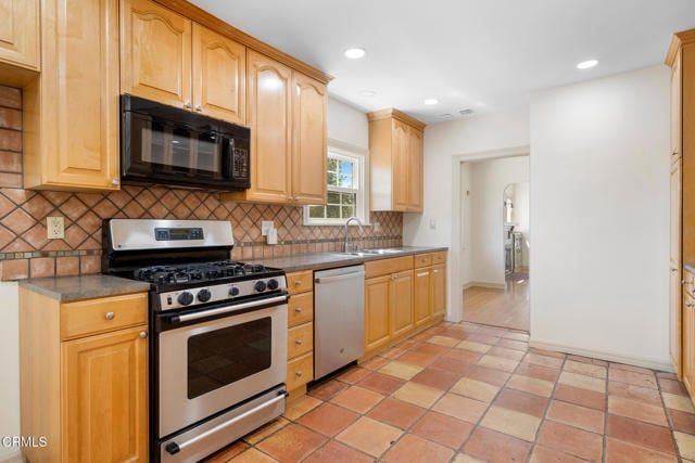 Building Photo - 3360 Glenrose Ave