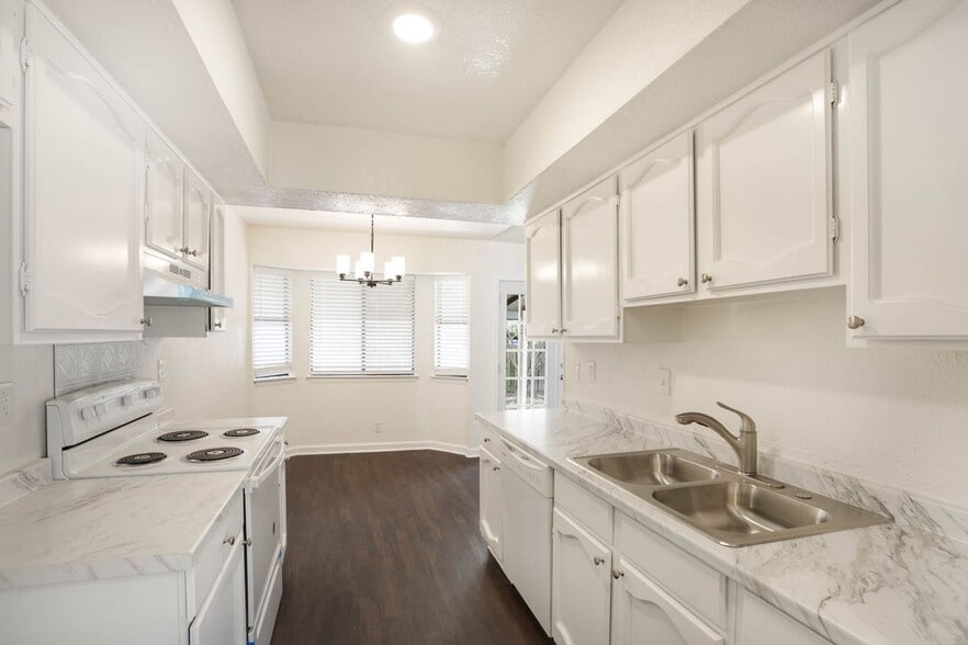 Building Photo - 7506 Lincoln Village Dr