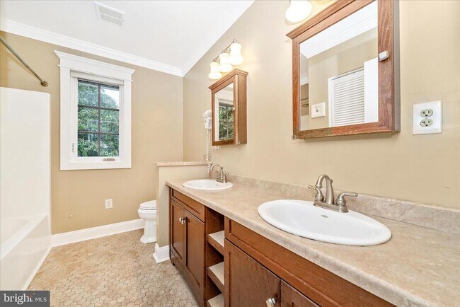 Building Photo - 1925 Pagebrook Rd