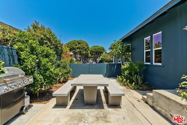 Building Photo - 2002 20th St