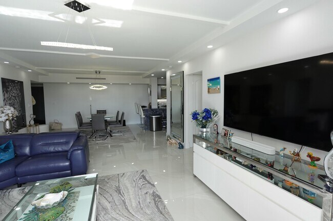 Building Photo - 2860 S Ocean Blvd