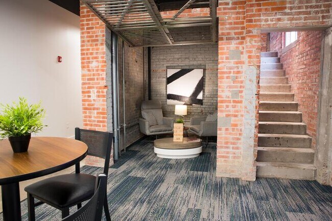 Building Photo - 3200 Gillham Rd