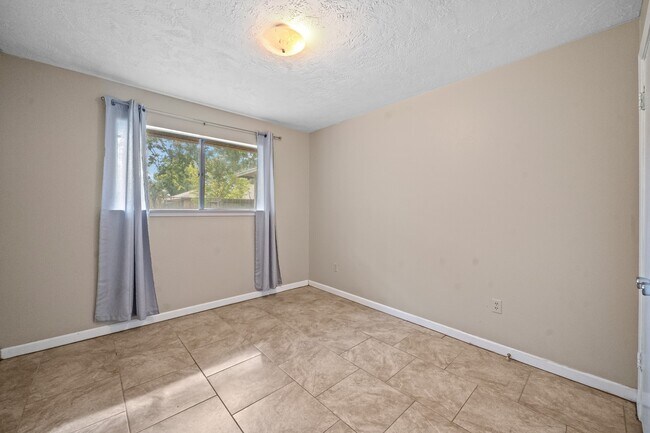 Building Photo - 11111 Longcommon Dr