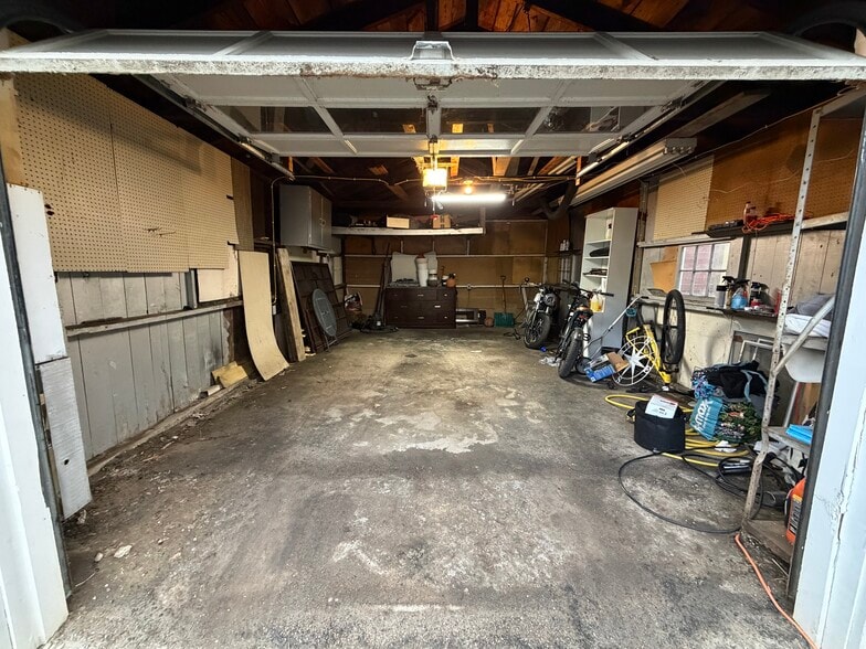 Building Photo - 148 E Elm St