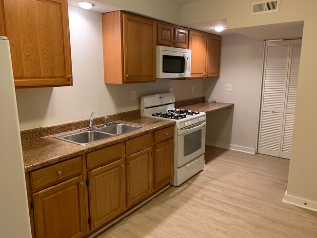 Building Photo - 279 Oak Dr