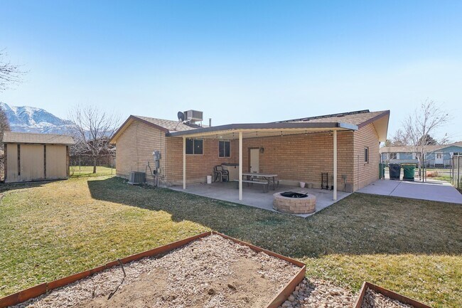 Building Photo - 240 W 220 S St