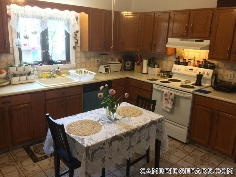 Building Photo - 1124 Cambridge St