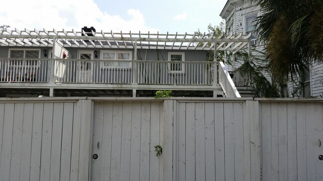 Building Photo - 414 E Park Ave