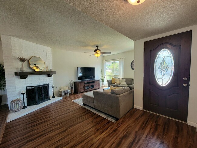 Building Photo - Darling, Move-In Ready Home in Highly Sought After Neighborhood w/ a Great View!!