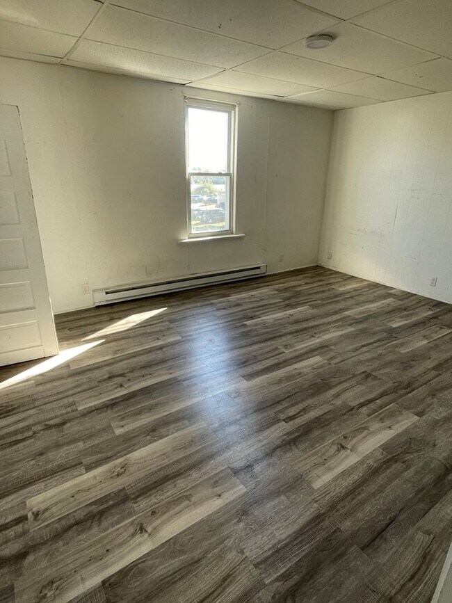 Building Photo - 1523 E Washington St