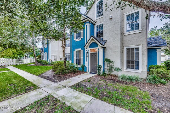 Building Photo - 13700 Richmond Park Dr N