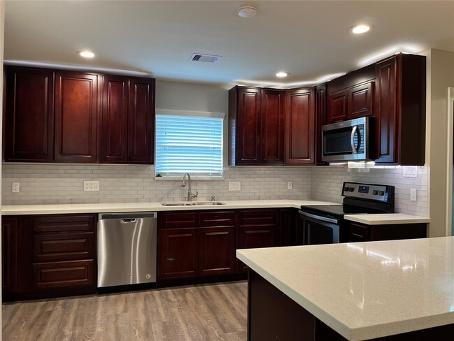 Building Photo - 304 S Shadowbend Dr