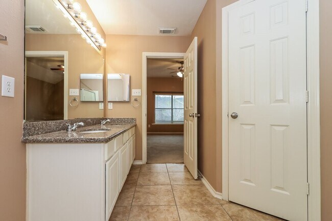 Building Photo - 16707 Great Oaks Glen Dr