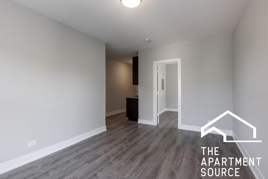 Building Photo - 709 W Brompton Ave