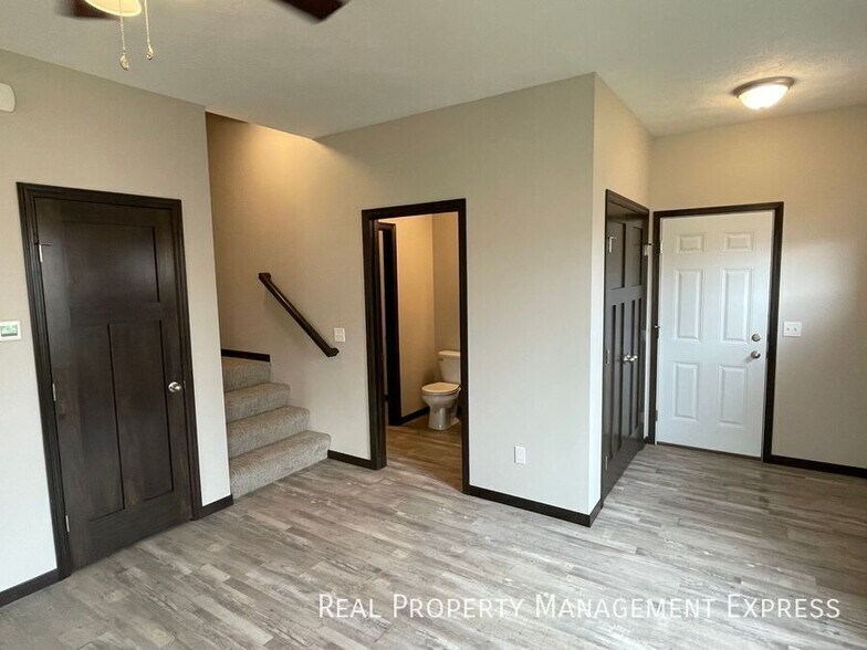 Building Photo - 3 Bed 2.5 Bath Townhome in West Sioux Falls