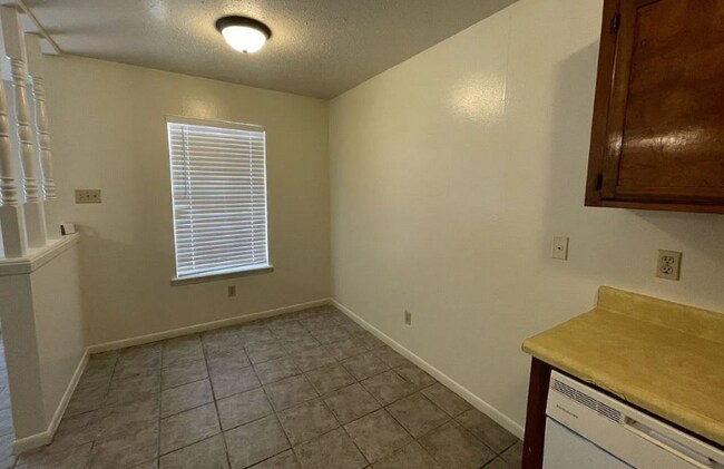Building Photo - 1203 Airline Dr