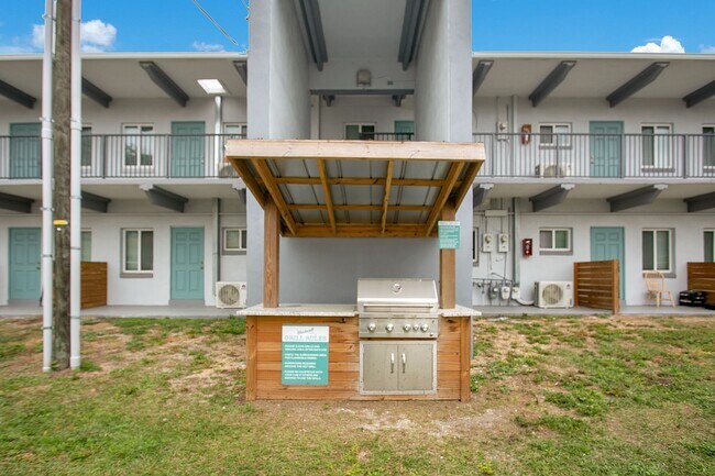 Building Photo - The Blackwell Apartments | 1 Bedroom Apartments in Leesburg, FL