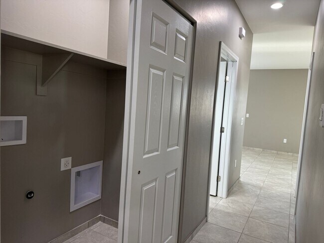 Building Photo - Beautiful Modern 3Bdm 2Ba Home, Easy Access to I-10, Must See!