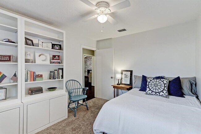 Building Photo - 9738 Derrik Dr