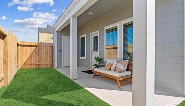 Building Photo - 3016 La Latina Dr