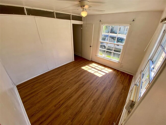 Building Photo - 1836 Rivercrest St