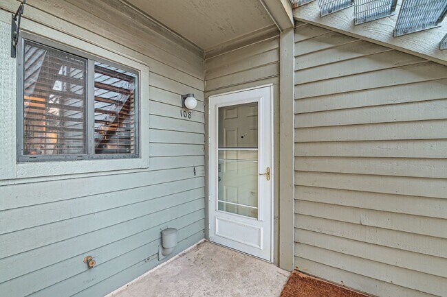 Building Photo - Urban Oasis: Cozy Furnished 1 BDR in Boulder