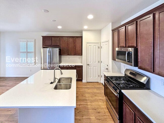 Building Photo - 10811 N Montane Dr