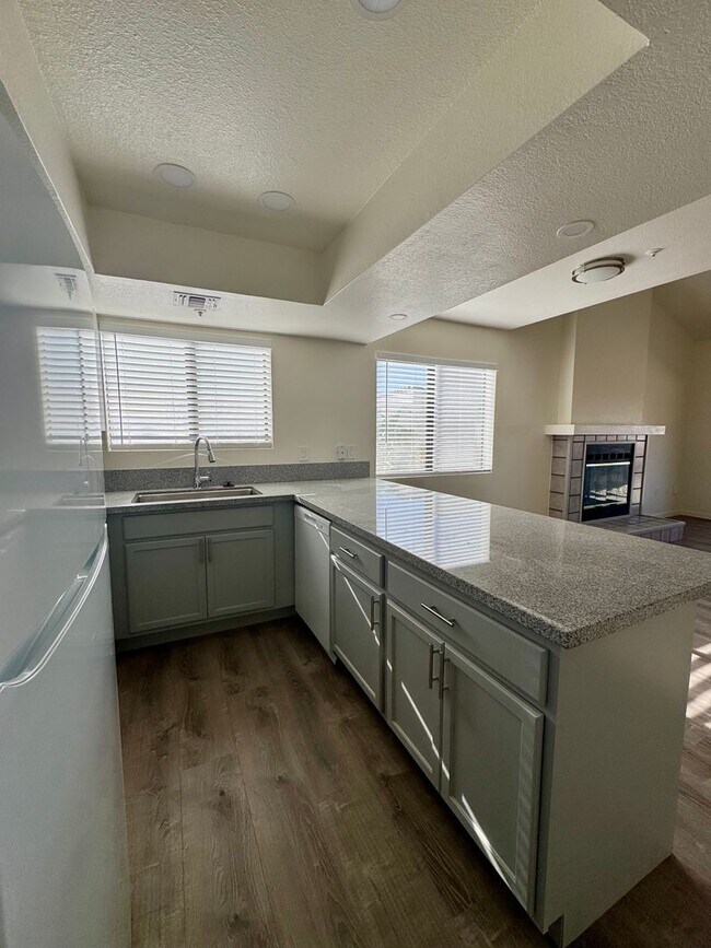 Building Photo - Stunning Remodeled 3-Bed Condo with River ...