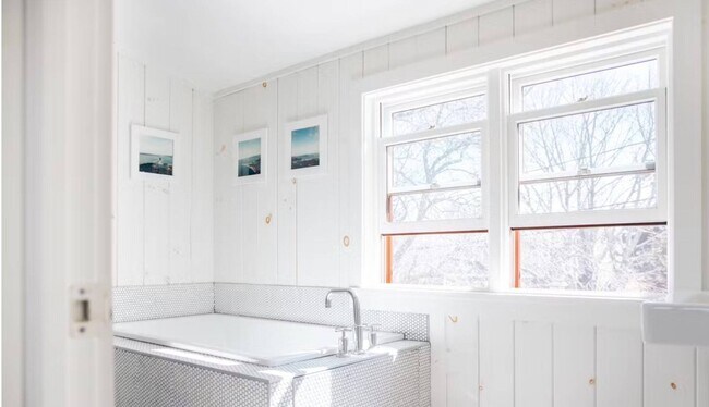 Building Photo - 23 Mulford Ln