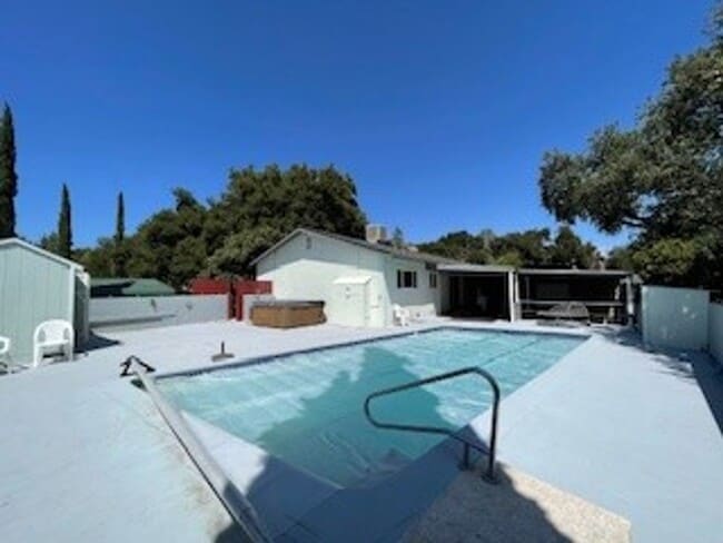 Building Photo - One of Kind 4 bedroom, 2 bath house with P...