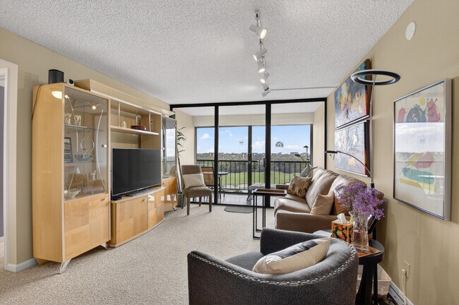 Building Photo - 7754 Lakeside Blvd