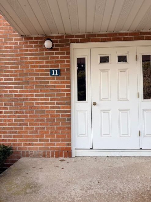 Building Photo - 5 Grandview Dr