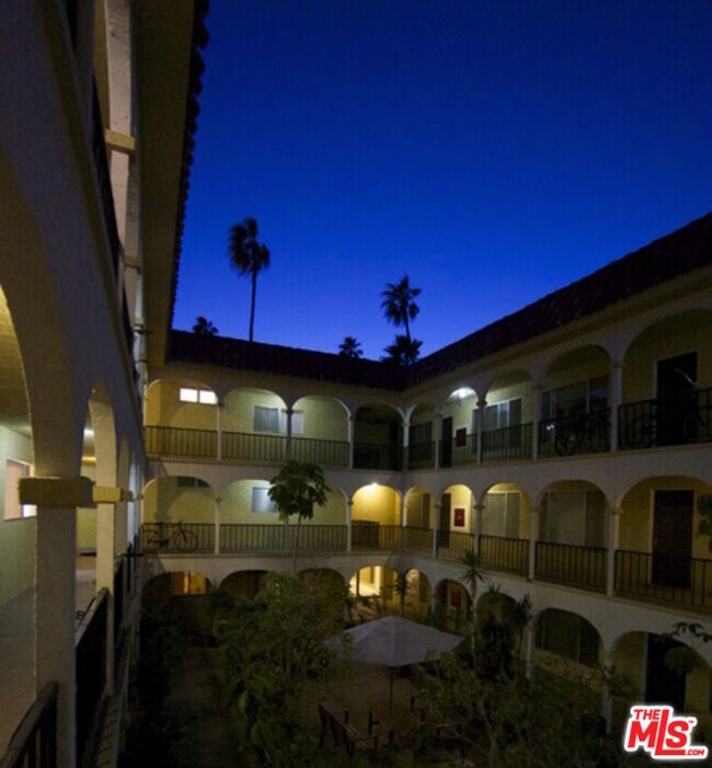 Building Photo - 1033 6th St