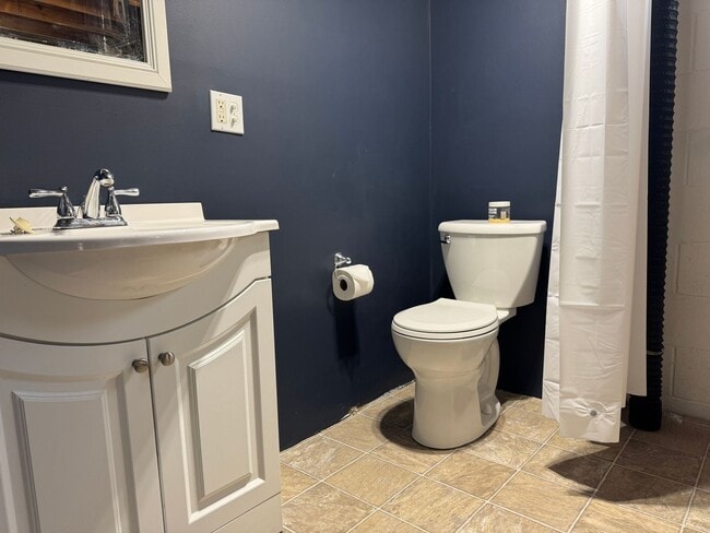 Building Photo - Comfortable 3-Bedroom Home with Park Access & Easy Commute