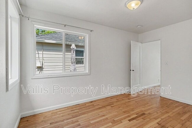 Building Photo - 522 19th St NE