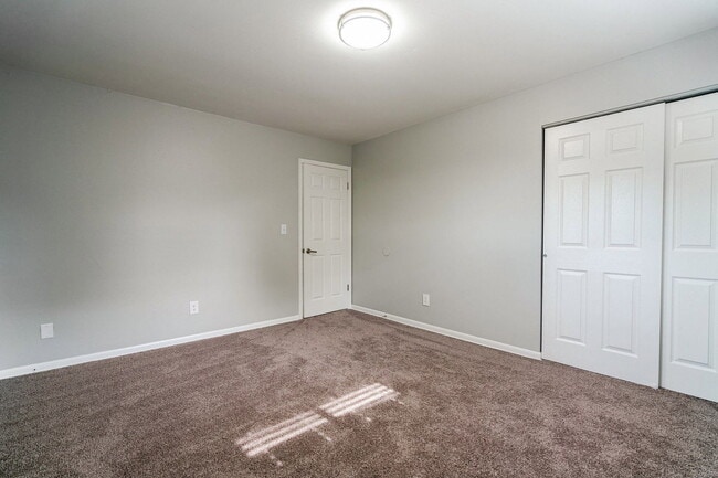 Building Photo - 656 Riverview Dr